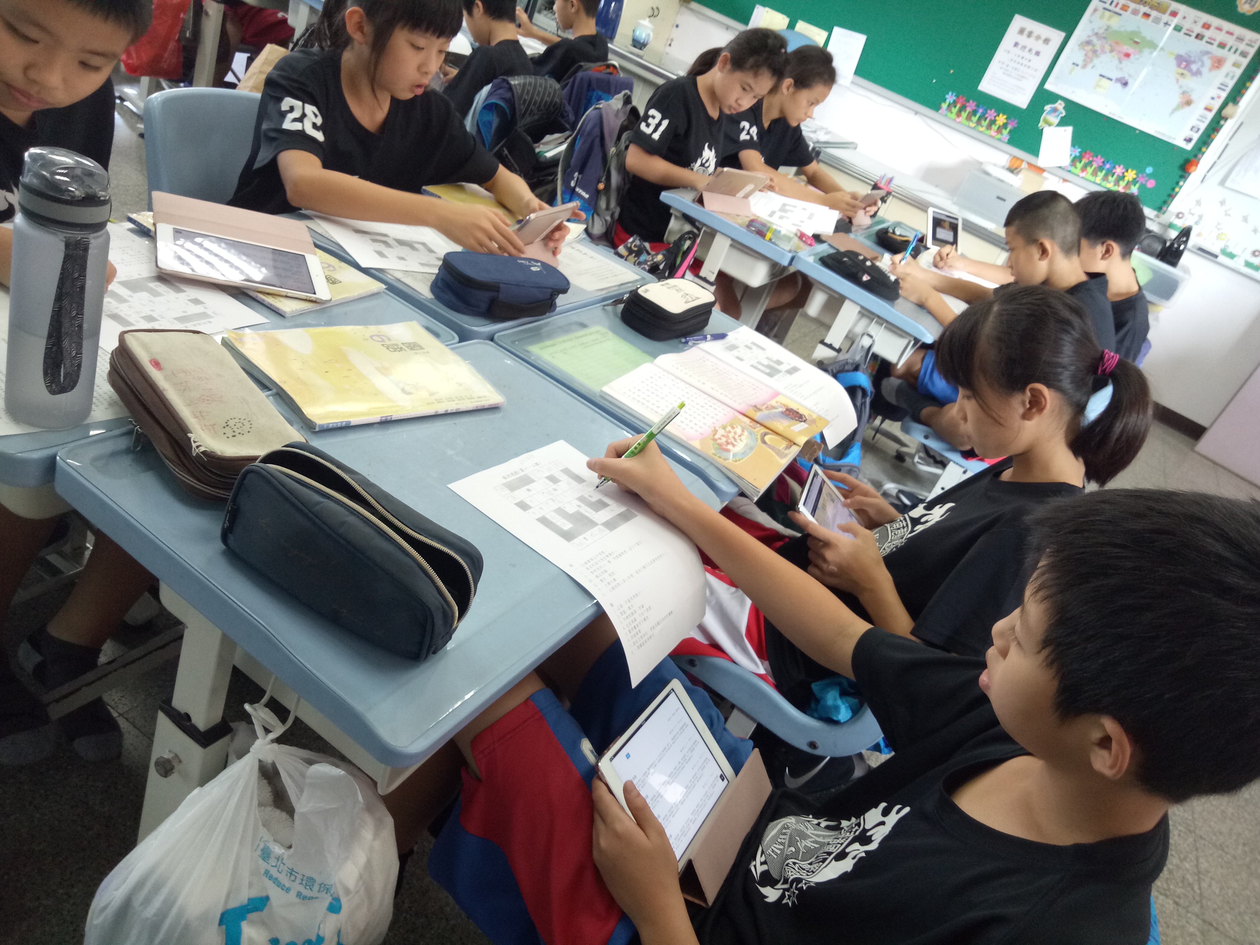 利用三分鐘的時間分工合作，利用教育百科中的「全文檢索」進行語詞的查找