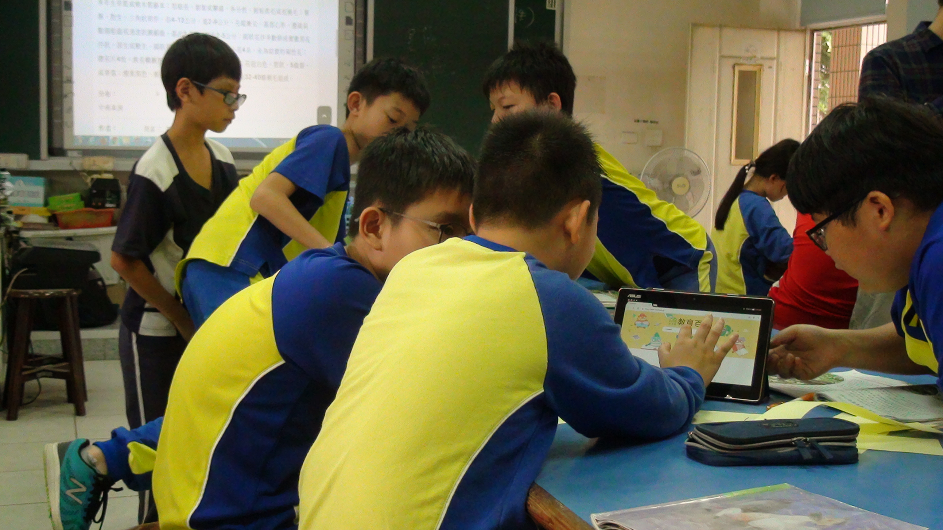 學生用平板分組討論植物