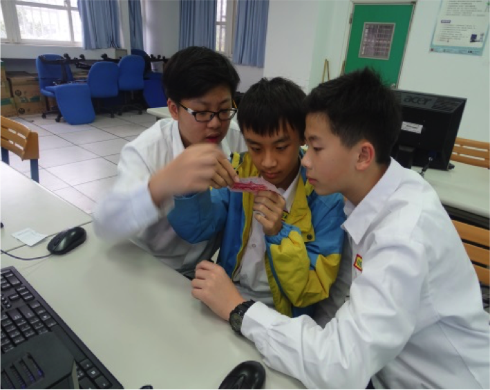 學生在觀察鈔票