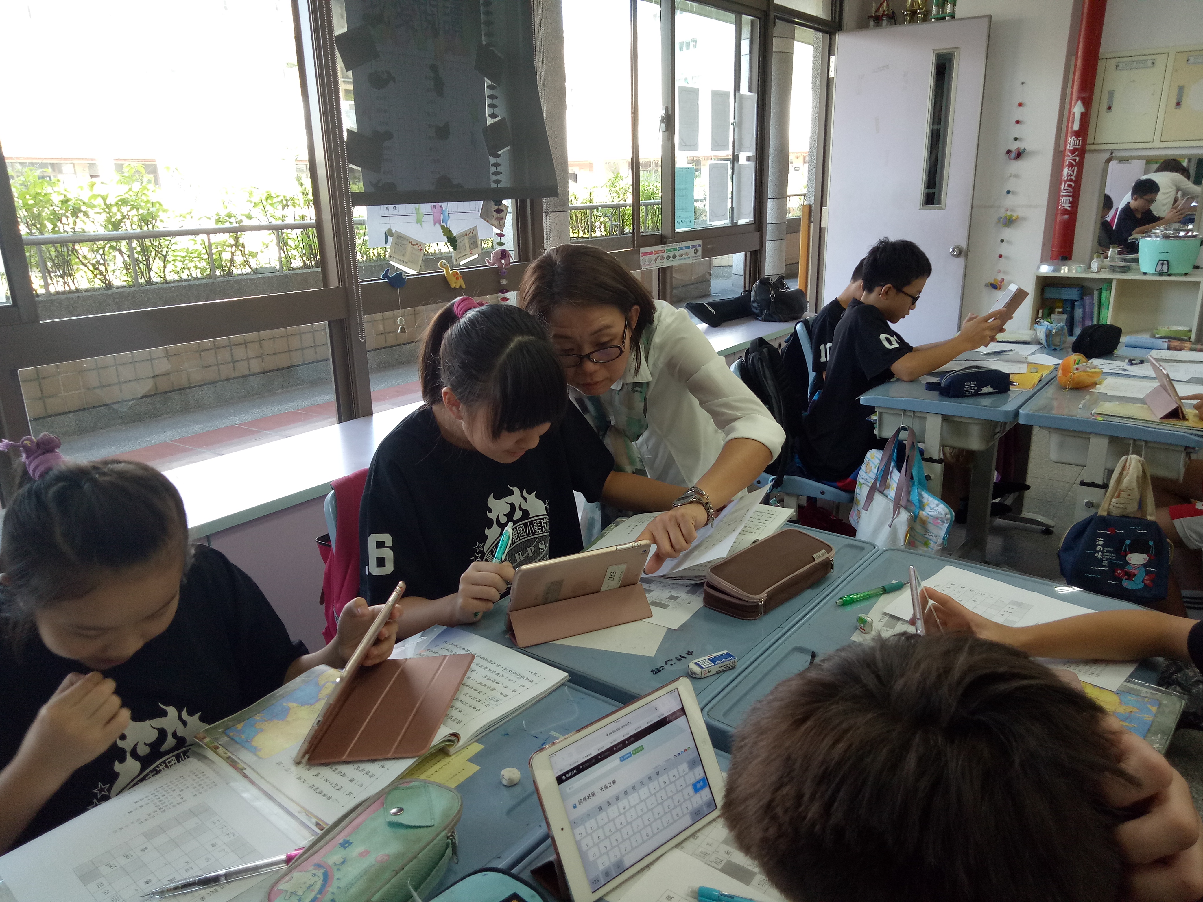 專注的翻找課本、振筆疾