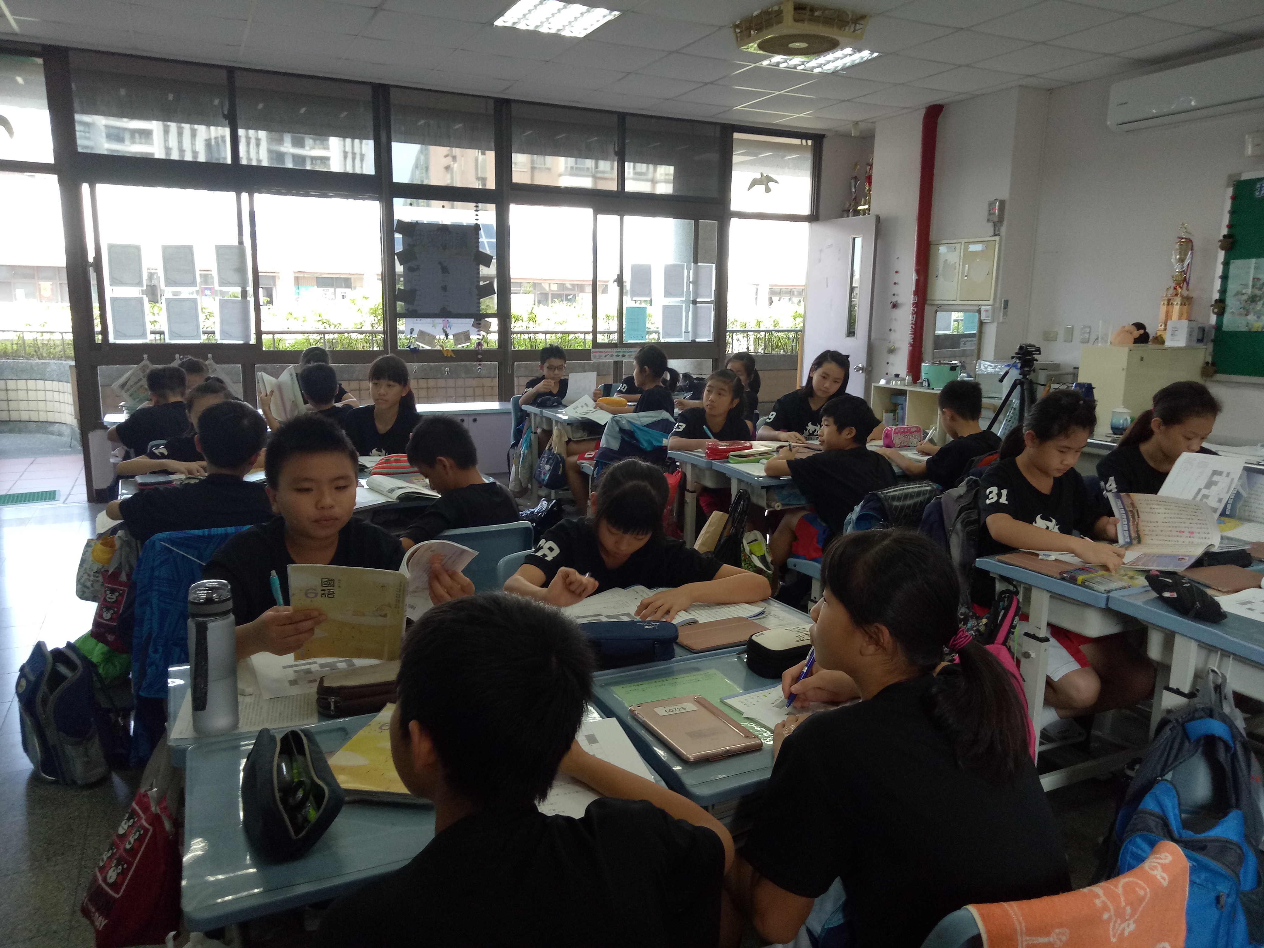 老師要求孩子們除了動口還要動手