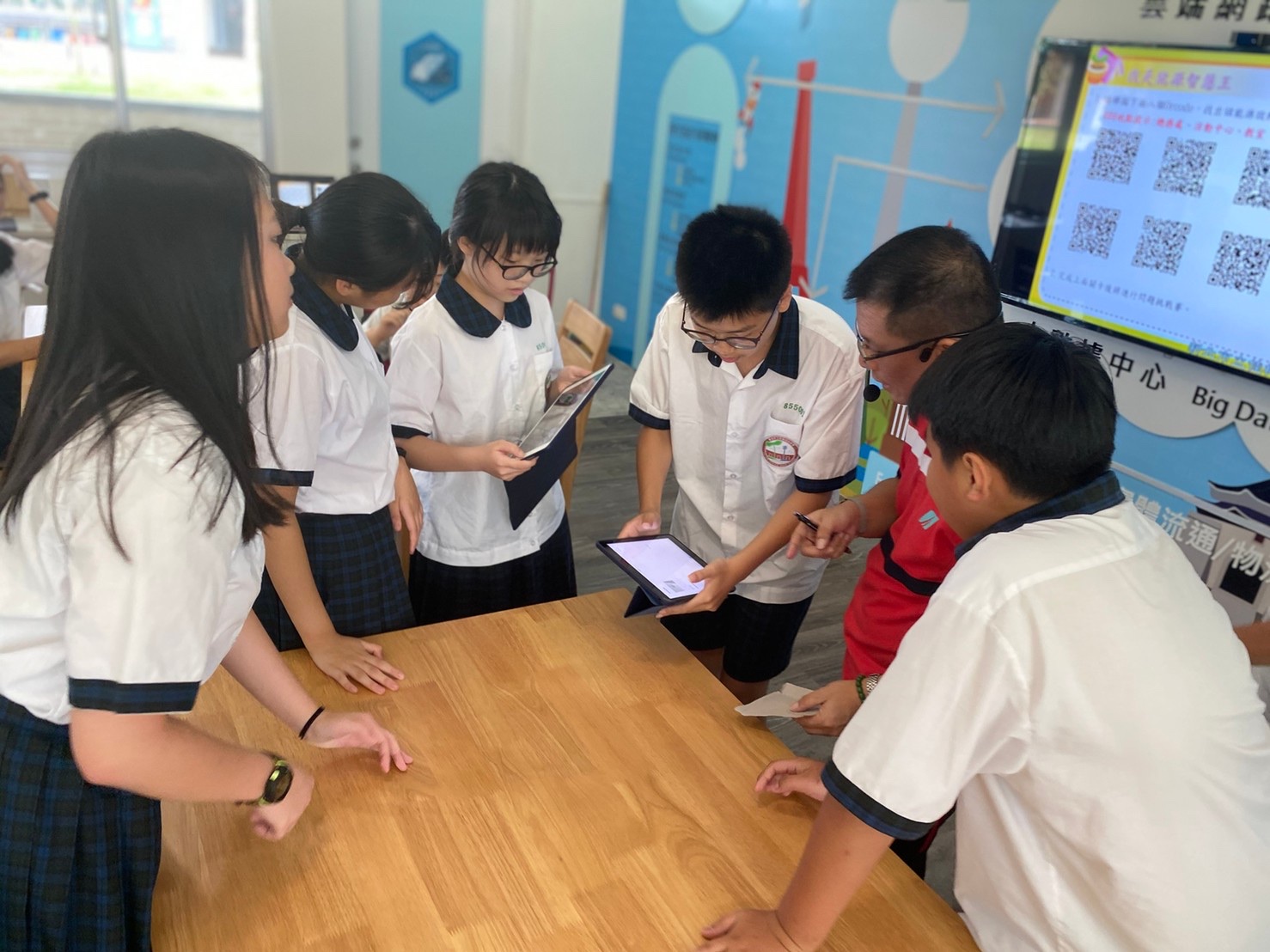 同學討論簡報內容