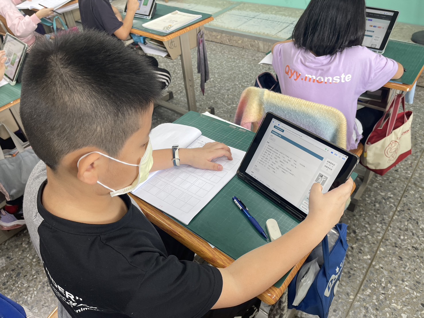 透過生字詞彙表的連結，進入生字詞條區域，查看該生字的筆順