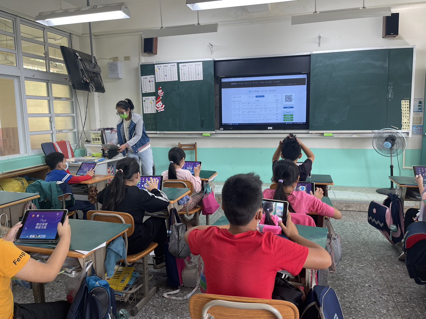 小朋友掃描QR code進入該課生字詞彙表