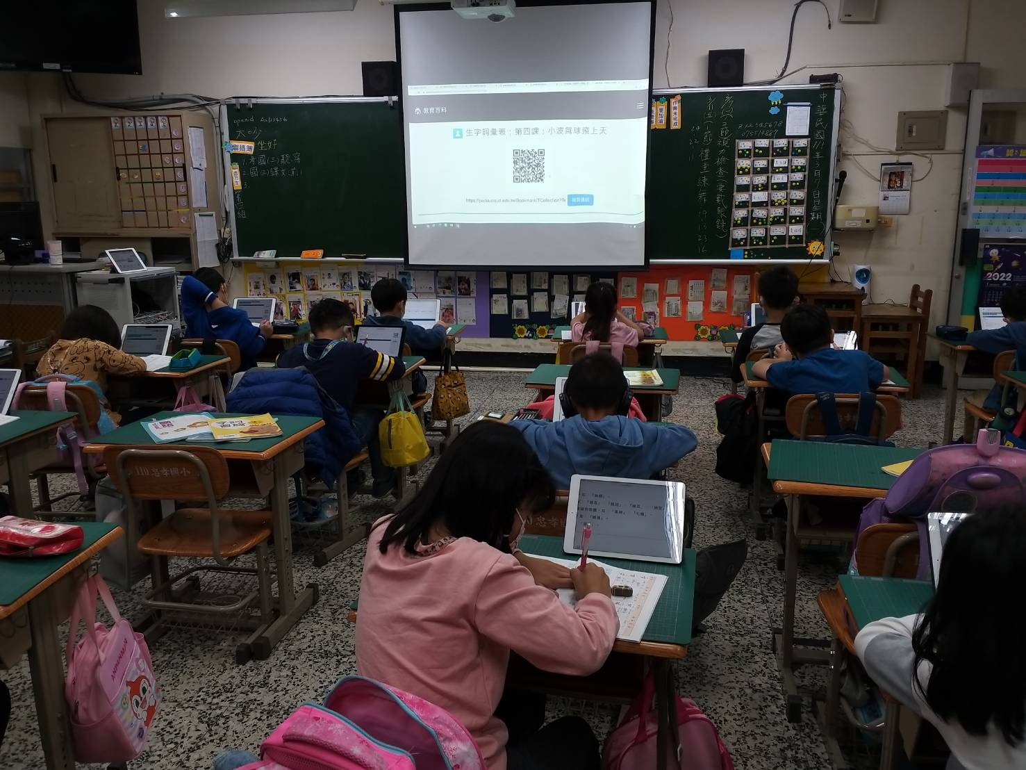 學生利用平板上課圖