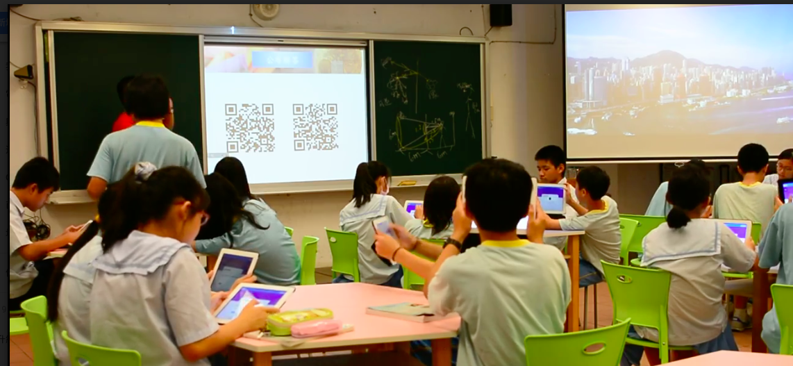 大家掃描 QR Code 上網，查詢當天的匯率