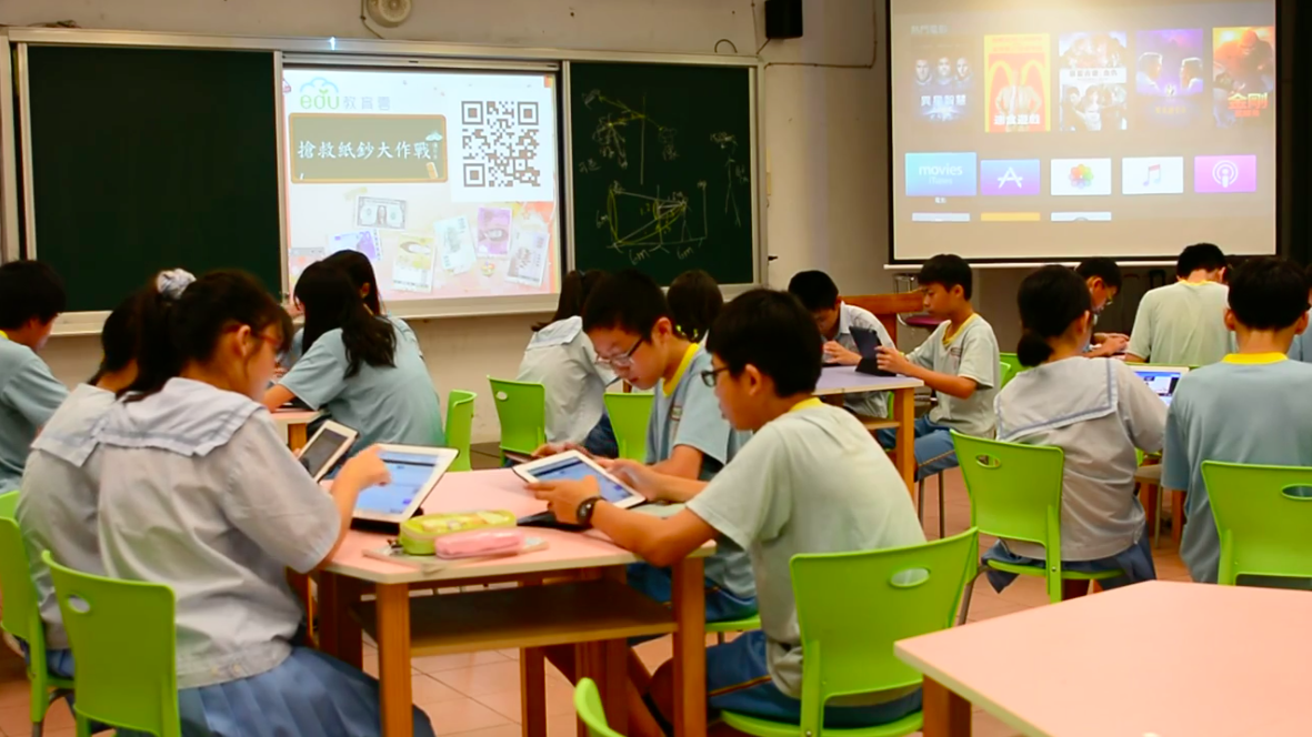 老師帶著同學們進行「搶救紙鈔大作戰」闖關遊戲