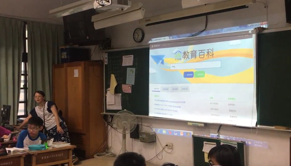 老師教導同學認識平行線