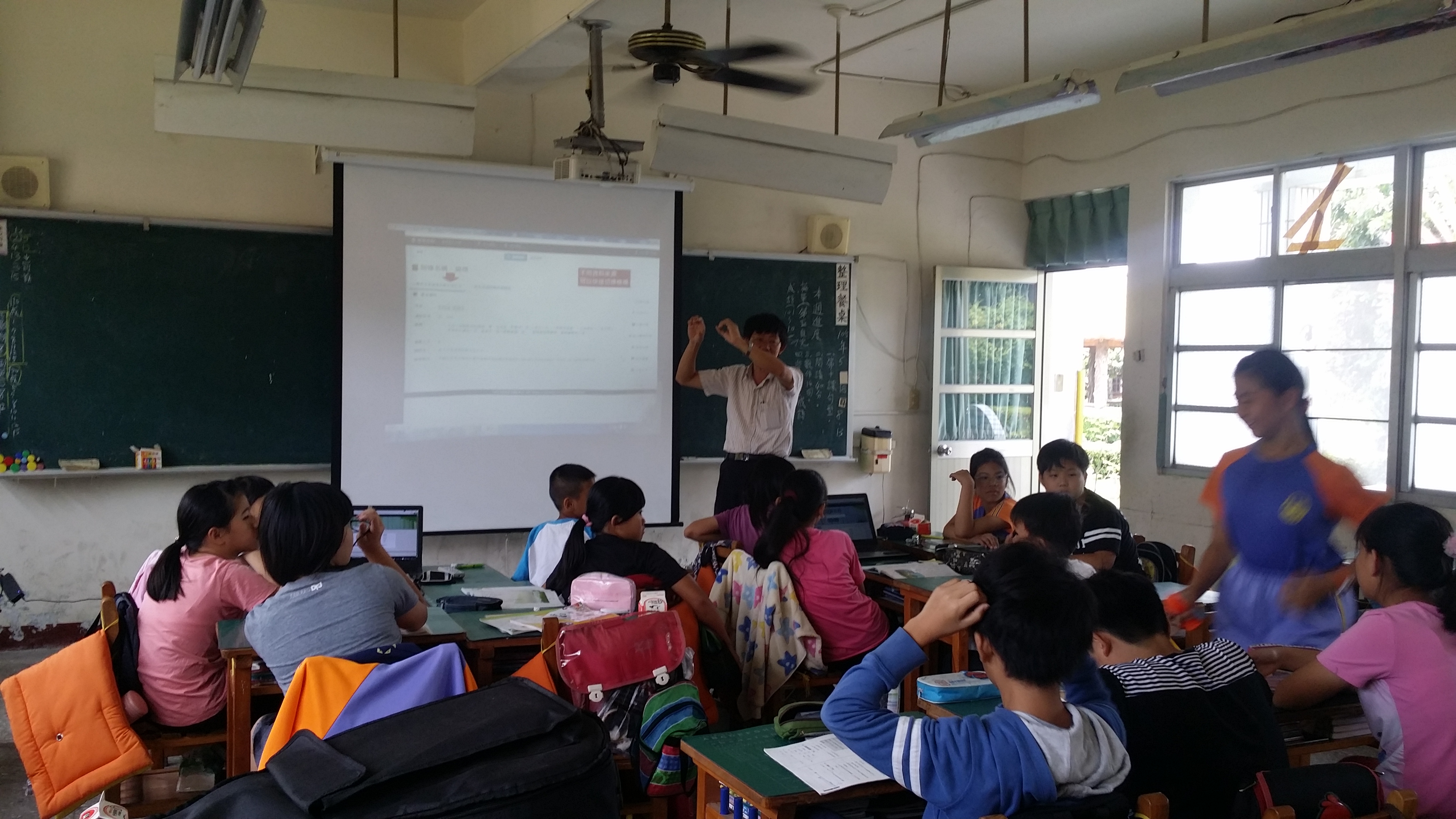 老師引導學生如何使用教育百科