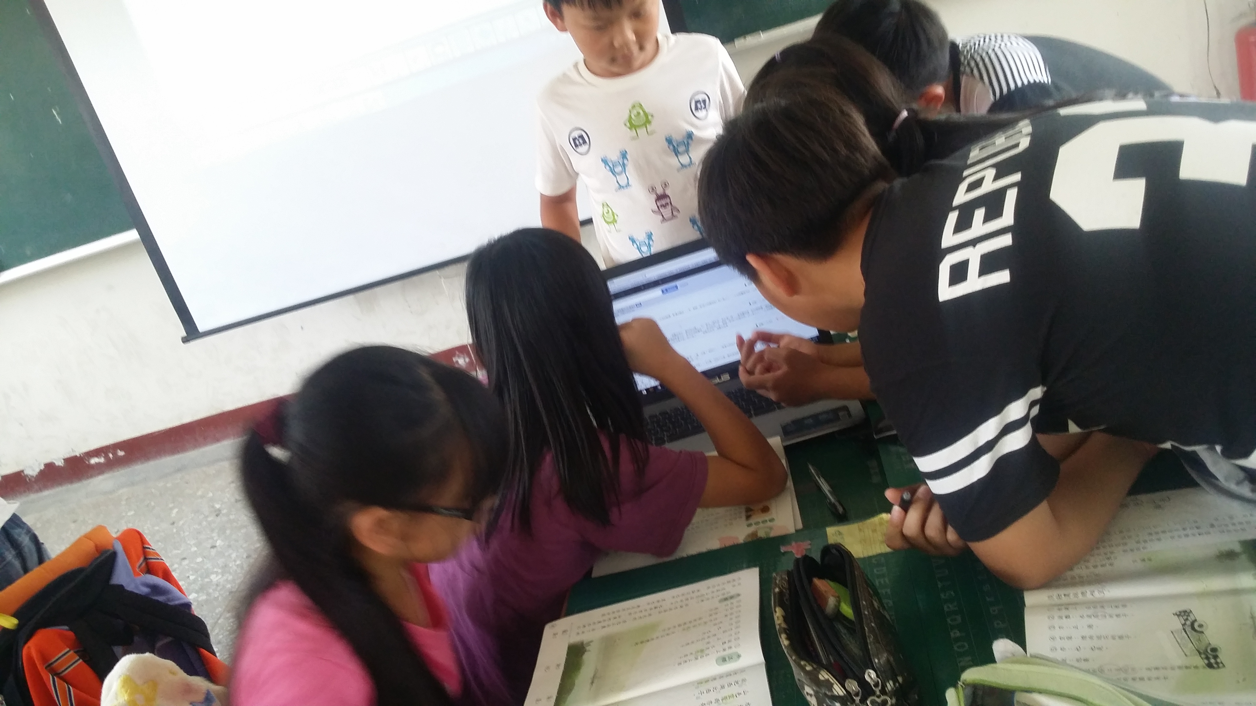 小朋友分組討論