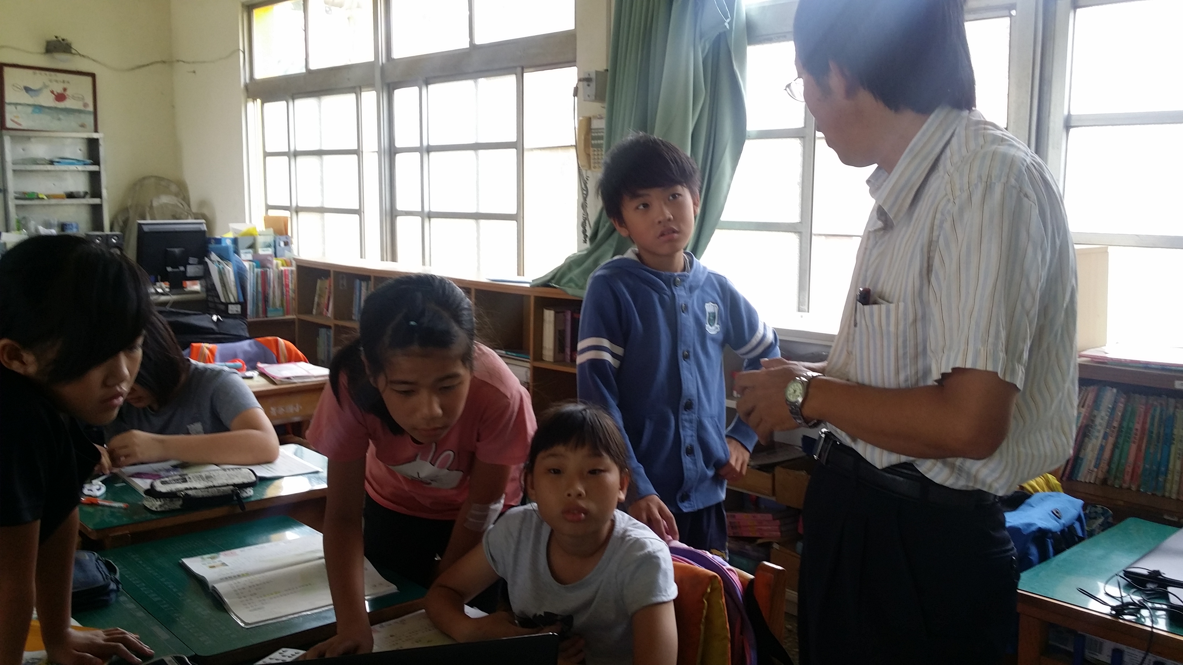 由學習單中挑選出表現最好、回答最完整的同學，再頒發小禮物以茲鼓勵