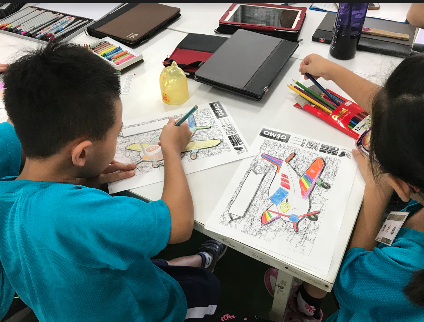 經過老師指導，先在畫紙塗上他們心裡所想的樣子