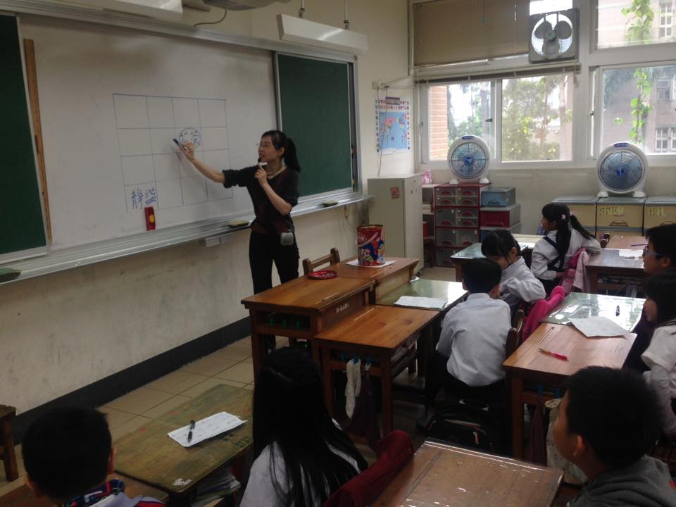 老師以遊戲方式教導學生