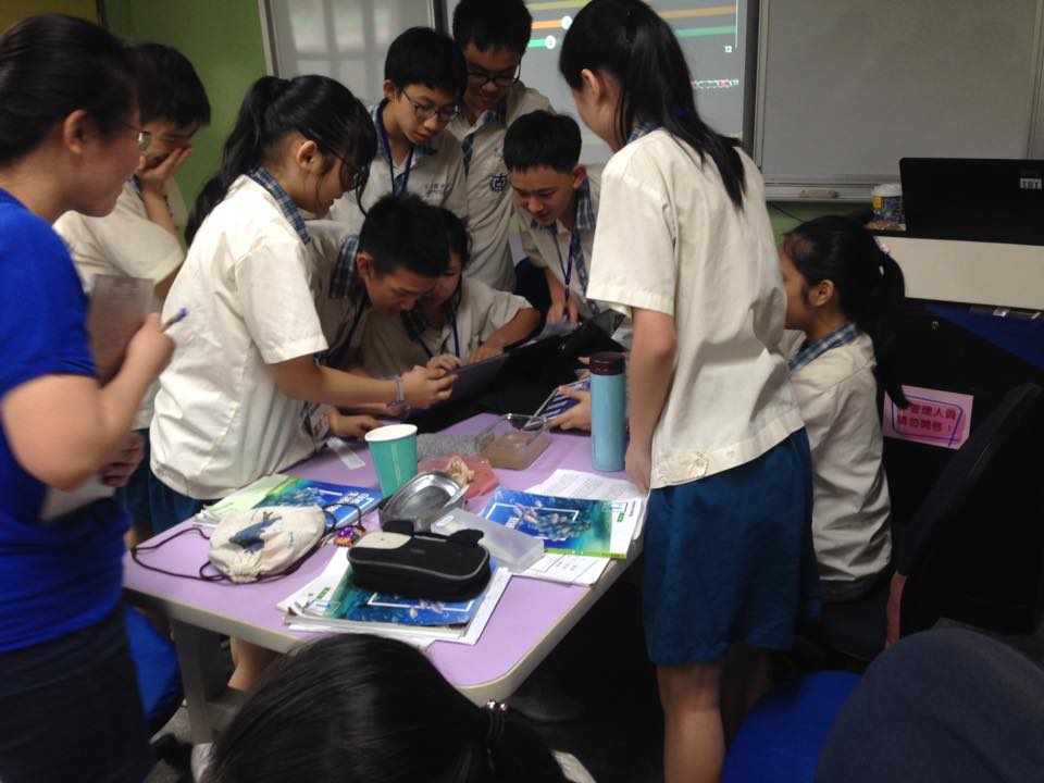 在遊戲進行中，每組同學更發揮互助合作的方式，搶答平板上的物種配對