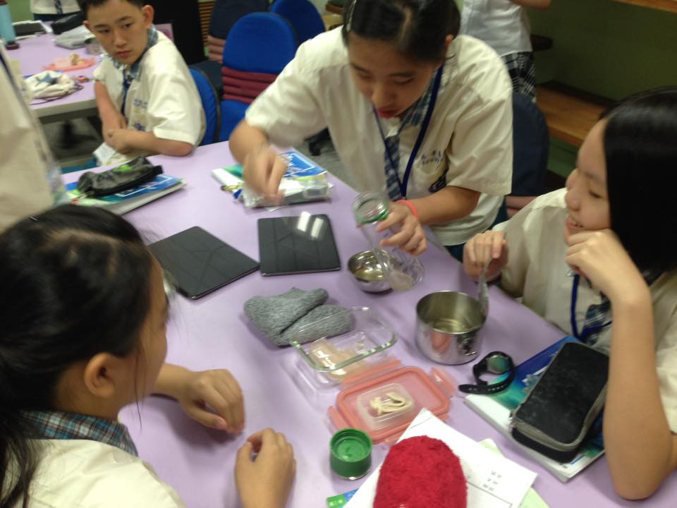 讓同學們洗愛玉作為課程的先前引導