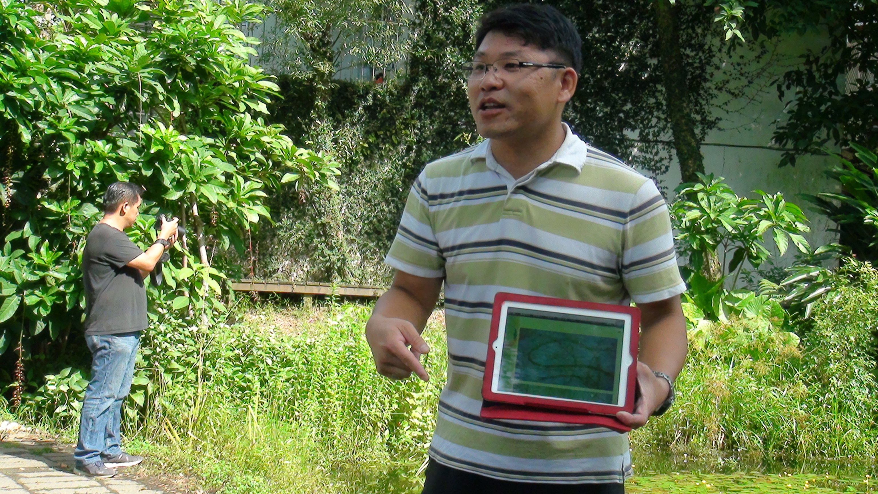 黃同峰拿平板授課