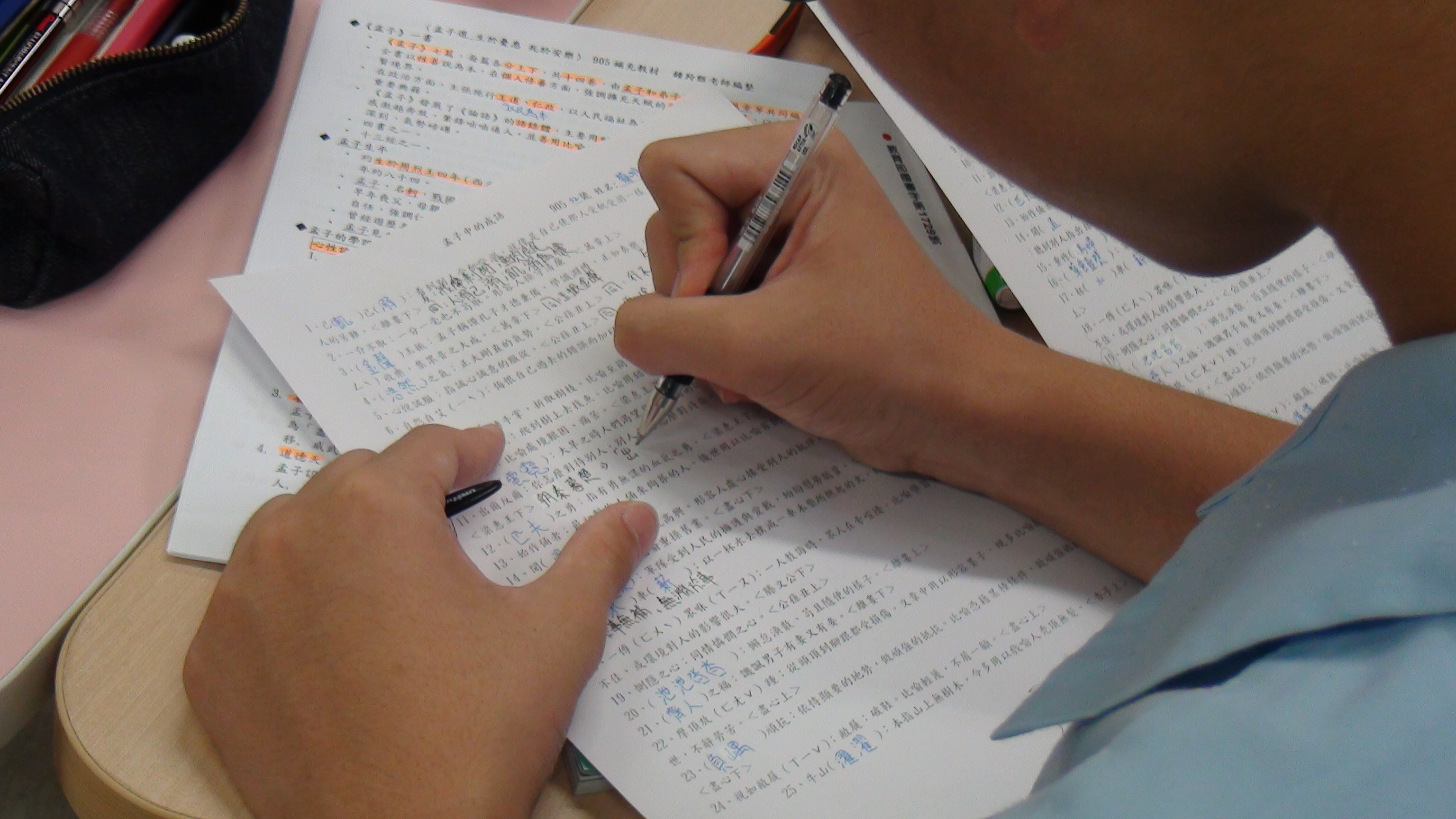 學生填寫學習單